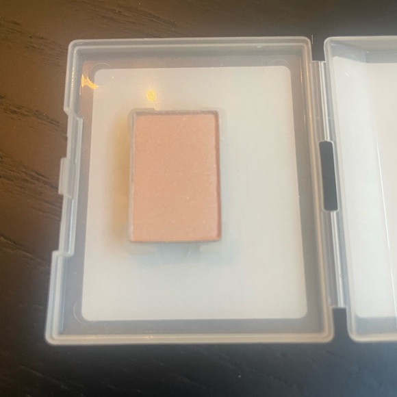 COPY - Mary Kay Spun Silk Mineral Eyeshadow - Soft Cream - Picture 3 of 6